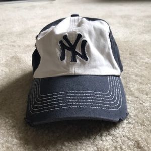 Brand new Women’s Yankees distress hat